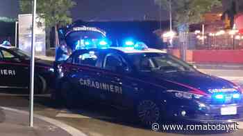 Ruba le birre nel negozio e poi le lancia contro la porta di ingresso