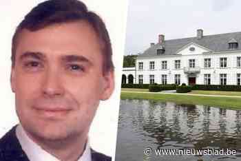Dure luxewagens en privéjet: kasteelheer die “naar hartenlust vervalste” veroordeeld tot jarenlange celstraf, maar hij is op de vlucht