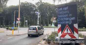 Ondanks nieuwe maatregelen nog altijd verkeerschaos op Edese rotonde: ‘Je kunt als fietser voorrang nemen, maar je moet het ook krijgen’