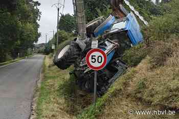 Tractor kantelt tijdens grasmaaien van berm in Voeren