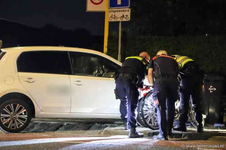 Fietser ontsnapt aan ernstig letsel dankzij rugzak na botsing met auto