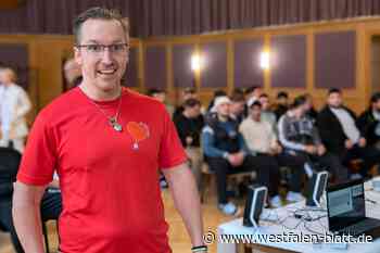 Gewaltopfer Christoph Rickels spricht vor Häftlingen der JVA Hövelhof
