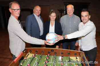 Axel Otto spielt Dennis Filla den Ball zu