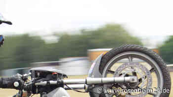 Spektakuläre Verfolgung: Biker steht während der Fahrt auf Sitz – Polizei stoppt gefährlichen Stunt