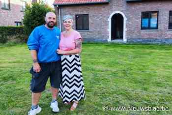 Wendy (48) en Joël (52) zijn enthousiaste nieuwe bewoners in Ossenwijk: “Dit is echt de strafste straat van Oost-Vlaanderen”