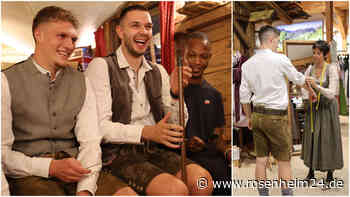 Wacker Burghausen mit „lustigem“ Wiesnspaß beim Lederhosen-Shopping im Winklbauer Erlebnisdorf