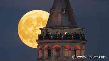 Harvest Moon Supermoon lunar eclipse delights skywatchers worldwide (photos)