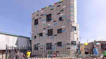 Peri führt nachhaltige Bauweise in Afrikas Slums ein: Schulen aus einer Art Lego