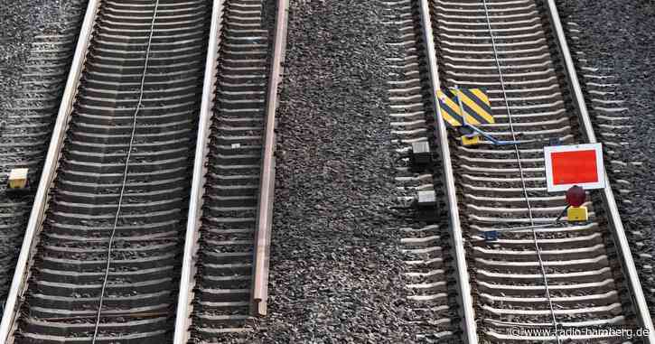 Seniorin wird an Bahnübergang von Zug erfasst und stirbt