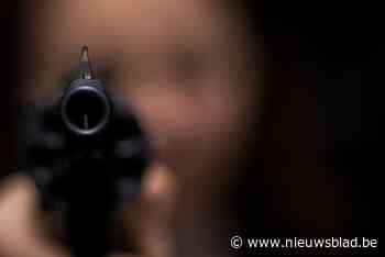 Politie valt binnen en vindt wapen, man was gewoon op reis