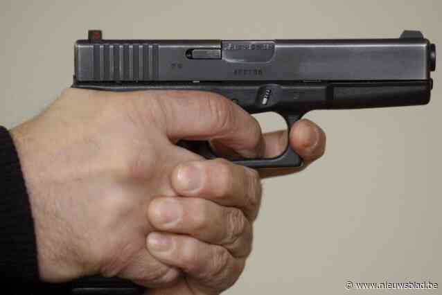 Politie doorzocht huis uit vrees voor zelfmoord van zeventiger die gewoon op reis bleek te zijn: man krijgt opschorting van straf voor gevonden verboden wapen