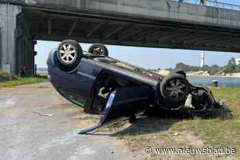 Auto op z’n dak op industrieterrein Genk: bestuurder lichtgewond