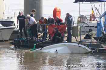 Plezierboot zinkt aan steiger op De Zaat