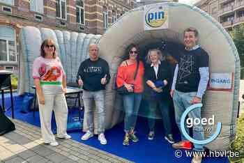 Bezoekers wandelen door opblaasbare dikke darm aan PXL-Healthcare