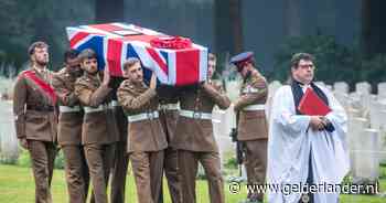 Honderden mensen komen op ceremonie af voor soldaten Henry en Dermod, die eindelijk hun laatste rustplaats krijgen