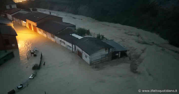 Nubifragio a Modigliana, le case del centro abitato sommerse dall’acqua: il video dal drone