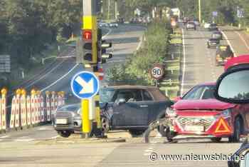 Twee wagens botsten aan verkeerslichten in Genk