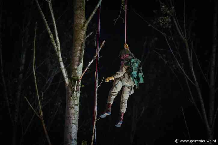 VIDEO: Zeker vijf parachutisten vast in bomen, hulpdiensten massaal opgeroepen