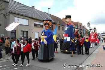 Reuzen en Kovens blijven traditie op Heirbrug: “Steek eens een koven aan je gevel”