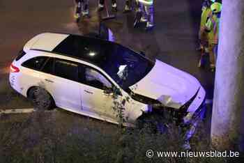Auto ramt brugpijler op N16 na aanrijding met ander voertuig
