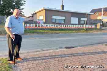 “Ik zie ze allemaal even graag”: ereschepen Arsène (80) hangt 33 verkiezingsbordjes in zijn voortuin