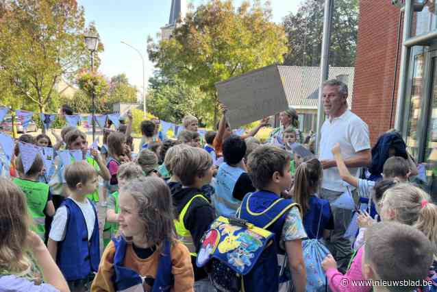 “De bocht is een gedrocht”: kinderen ’t Zandhofje protesteren aan gemeentehuis tegen gevaarlijk kruispunt aan hun school