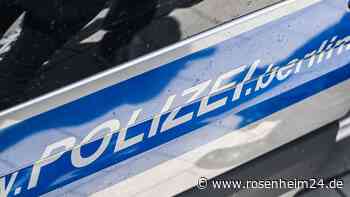 Frau kommt mit Auto von Straße ab und beschädigt Parkbank