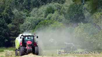Schwerer Arbeitsunfall in Schwaben: Mann gerät mit Bein in Ballenpresse