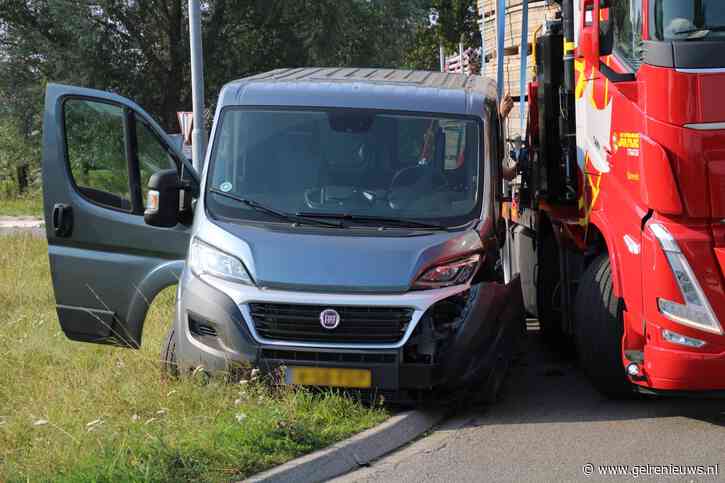 Bestelbus zwaar beschadigd na harde botsing met vrachtwagen