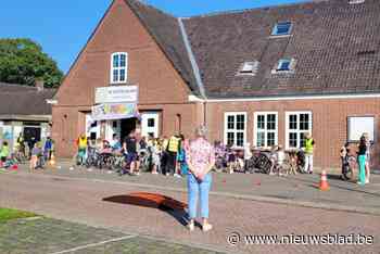 Studenten PTS Kapellen begeleiden zesdeklassers bij fietscontrole op Strapdag in gemeentelijke basisschool De Sleutelbloem