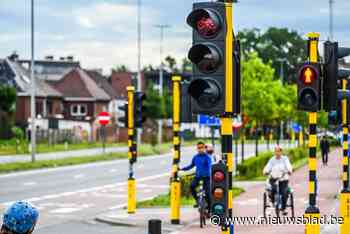 Vrachtwagen rijdt verkeerslicht uit de grond