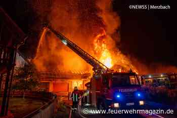 Ein ganzer Bauernhof brennt