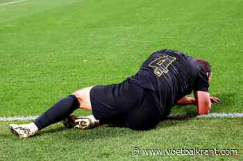 📷 Union-speler reageert furieus en maakt beledigende geste naar Standard-supporters, coach moet ingrijpen