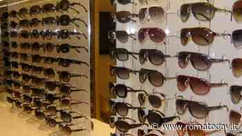 Forzano la saracinesca e ripuliscono il negozio di ottica, caccia alla banda