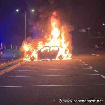Autobrand op carpoolplaats, politie onderzoekt mogelijke brandstichting