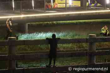 Man zit op palen onder Melkwegbrug, gebeten door politiehond