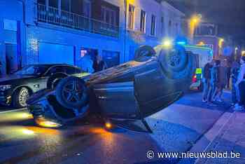 Auto komt op dak terecht nadat bestuurder tegen geparkeerde wagens knalt