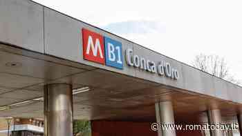 Picchiata e rapinata in pieno giorno fuori dalla fermata metro 