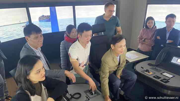 Delegatie Vietnamese binnenvaartschool komt via omweg in Nederland voor bezoek aan Maritieme Academie Harlingen