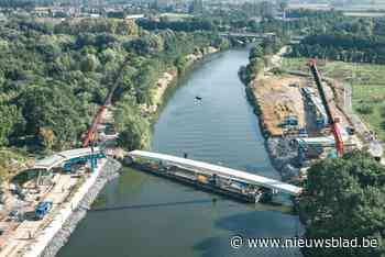 Fietsers- en voetgangersbrug van 262 meter en 400 ton ligt er: “Goed dat het geleverde werk nu écht zichtbaar wordt”