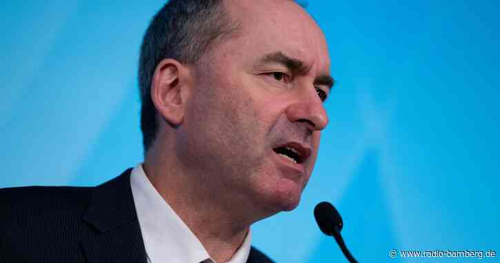 Aiwanger wirbt für schwimmende Photovoltaik