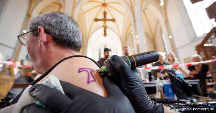 «Unter die Haut» – Gläubige lassen sich in Kirche tätowieren