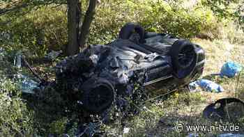 Wagen überschlug sich: Zwei Tote bei Verkehrsunfall nach Flucht vor der Polizei