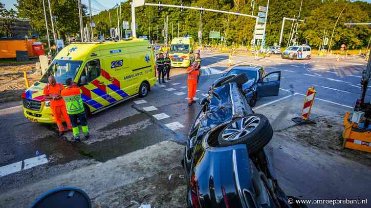 Auto rijdt door rood en raakt gezinswagen: drie gewonden naar ziekenhuis