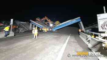 Il ponte crolla durante la demolizione e finisce sull'autostrada. Chiuso il tratto tra Torrenova e il Gra