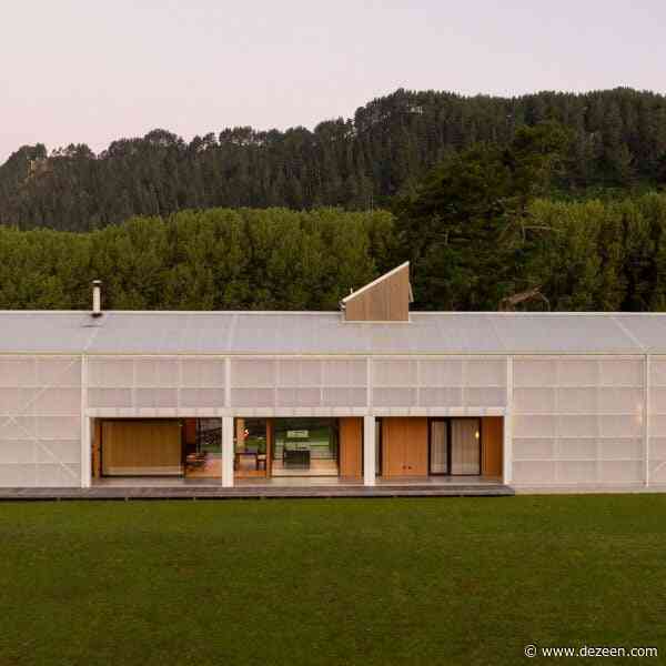 Translucent skin wraps "house within a house" in rural New Zealand