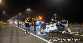 Heftig ongeluk op A1, wonderlijk genoeg kruipen Tielenaar en andere inzittenden zelfstandig uit autowrak