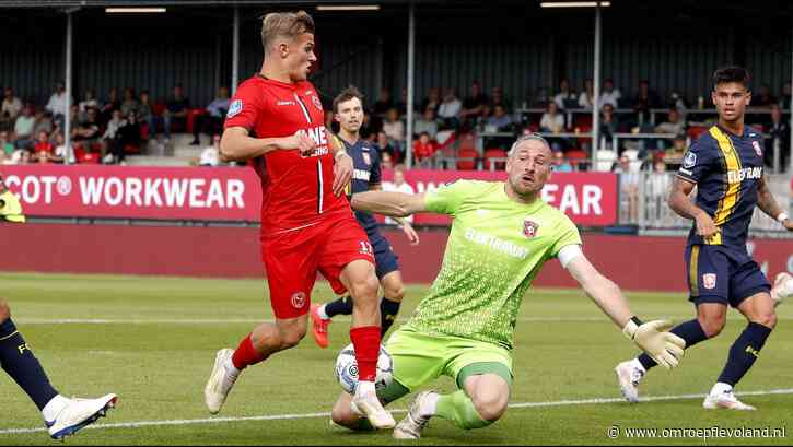 Almere - Almere City thuis hard onderuit tegen FC Twente 
