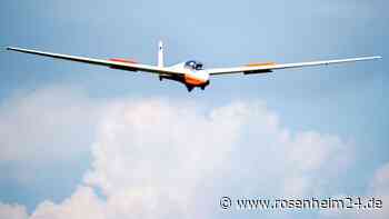 Segelflugzeug stürzt auf Gelände von Tankstelle ab