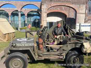 Colonne oude legervoertuigen rijdt door gemeente tijdens herdenking van 80 jaar bevrijding
